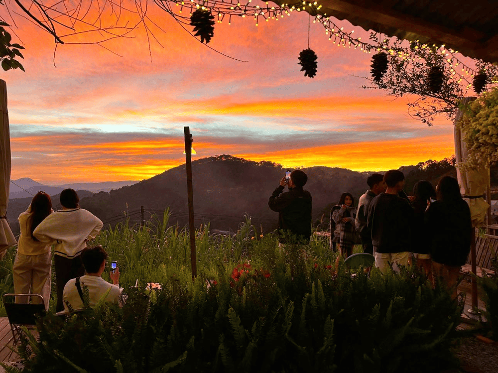 Quán có không gian rộng rãi, thoáng đãng, với nhiều chỗ ngồi lý tưởng để ngắm mây trời và check-in sống ảo (Nguồn: Fanpage Tiệm cà phê Hoàng Hôn Chiều)